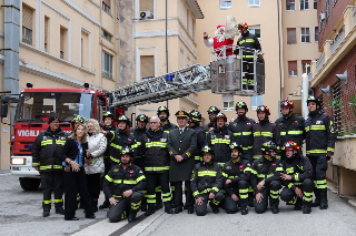 Ancona - I vigili del fuoco portano il Natale ai bambini dell’ospedale Salesi